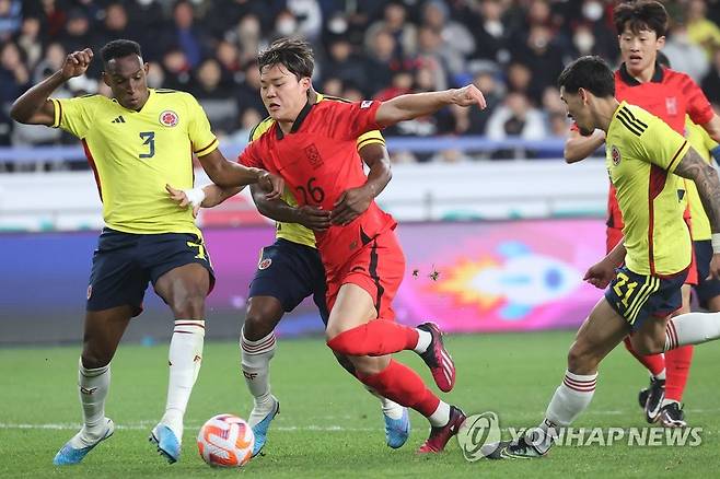 돌파하는 오현규 (울산=연합뉴스) 신현우 기자 = 24일 오후 울산 문수축구경기장에서 열린 대한민국 대 콜롬비아 축구 대표팀의 평가전에서 오현규가 돌파를 시도하고 있다. 2023.3.24 nowwego@yna.co.kr
