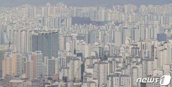 서울 중구 남산에서 바라본 아파트 모습. 2023.3.22/뉴스1 ⓒ News1 김도우 기자