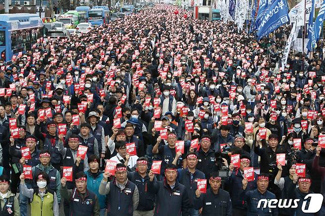 25일 서울 종로구 대학로에서 열린 민주노총 2023 투쟁선포대회에서 양경수 위원장 및 참석자들이 윤석열 정부를 규탄하는 메시지가 적힌 피켓을 들고 구호를 외치고 있다. (공동취재) 2023.3.25/뉴스1 ⓒ News1 임세영 기자