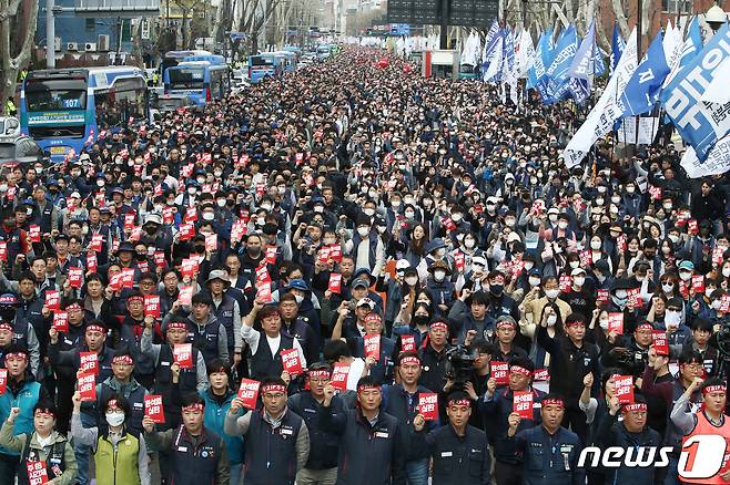 25일 서울 종로구 대학로에서 열린 민주노총 2023 투쟁선포대회에서 양경수 위원장 및 참석자들이 윤석열 정부를 규탄하는 메시지가 적힌 피켓을 들고 구호를 외치고 있다. (공동취재) 2023.3.25/뉴스1 ⓒ News1 임세영 기자