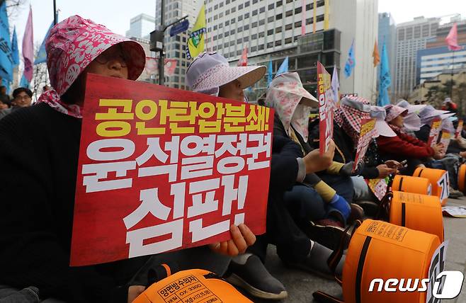 25일 오후 서울 중구 청계천에서 열린 공안탄압분쇄, 농민생존권 쟁취 전국농민대회에서 참가자들이 구호를 외치고 있다. 2023.3.25/뉴스1 ⓒ News1 김진환 기자