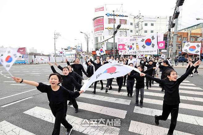 이상일 시장이 25일 기흥3.30독립만세운동 기념식에참여해 시민들과 만세길 걷기를 하고있다. 제공=용인시