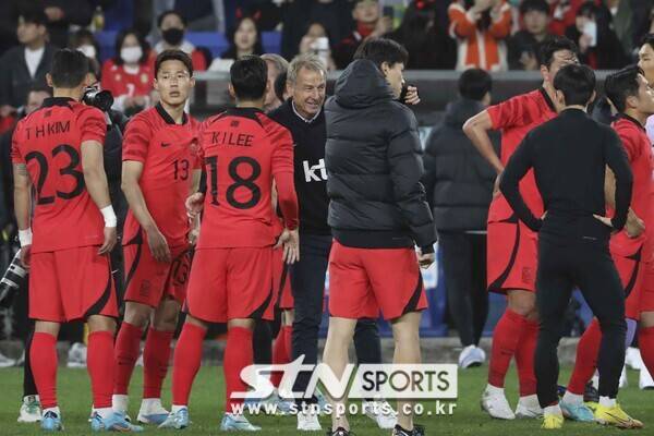 24일 오후 울산 남구 문수축구경기장에서 열린 하나은행 초청 축구 국가대표 평가전 대한민국과 콜롬비아의 경기 2대2 무승부 종료, 위르겐 클린스만 감독이 선수들에게 격려하고 있다. 사진┃뉴시스