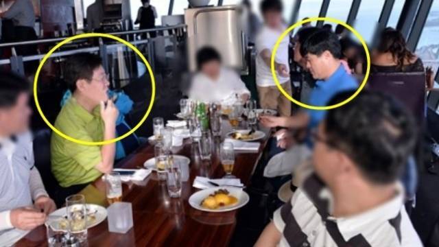 이재명 더불어민주당 대표(당시 성남시장)와 고(故) 김문기 전 성남도시개발공사개발1처장이 식당에 함께 앉아 있다. /블로그'고공행진' 캡처