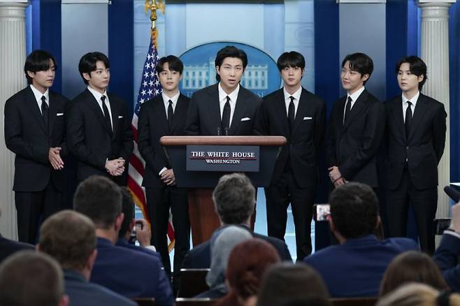 그룹 방탄소년단(BTS)의 RM(가운데)이 지난해 5월31일(현지시간) 멤버들과 함께 미국 워싱턴DC 백악관 브리핑룸에서 발언하고 있다. 이날 BTS는 조 바이든 미국 대통령과 '반(反) 아시안 증오범죄 대응 방안'을 논의한 것으로 알려졌다. 사진 왼쪽부터 뷔, 정국, 지민, RM, 진, 제이홉, 슈가 [사진 AP=연합뉴스]