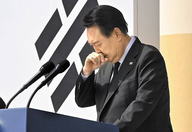 윤석열(오른쪽 사진) 대통령은 국립대전현충원에서 열린 제8회 서해수호의 날 기념식에서 “북한의 도발은 반드시 대가를 치를 것”이라고 했다. 윤 대통령은 ‘55명 용사’ 이름을 부르기 전 울먹이며 고개를 떨궜다. /연합뉴스