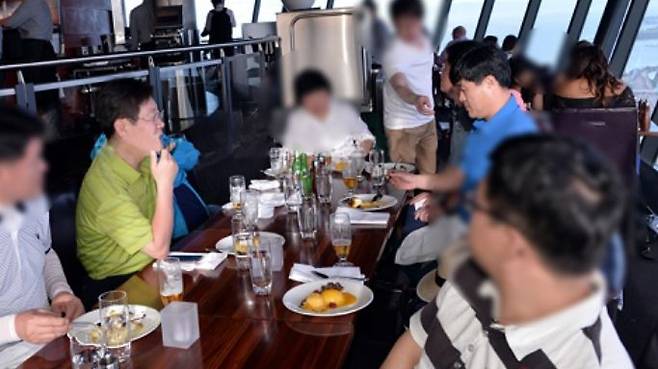 2015년 1월 당시 해외 출장을 함께 간 이재명(왼쪽) 성남시장과 김문기(오른쪽) 성남도개공 처장이 식당에서 마주 앉아 있는 모습이 담긴 사진을 국민의힘 소속 이기인 경기도의원이 24일 공개했다. /이기인 경기도의원 제공