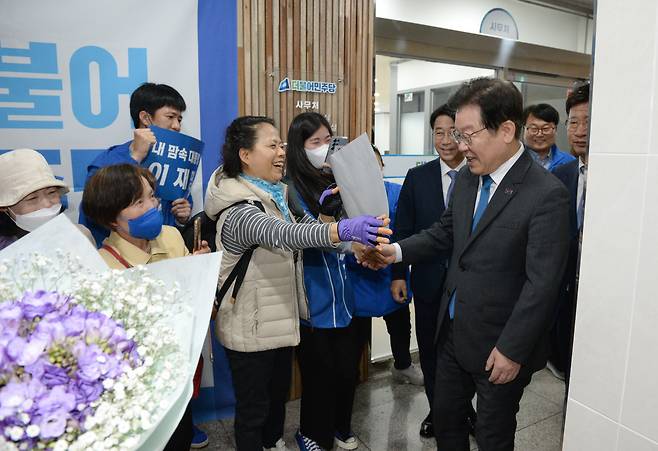 이재명 더불어민주당 대표가 지난 24일 울산 남구 울산시당에서 열린 현장 최고위원회의에 참석하면서 당원들과 인사를 나누고 있다. /뉴시스