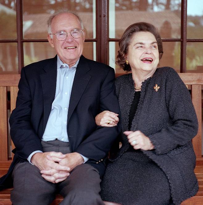 고든 무어(왼쪽)과 그의 아내 베티 여사. 이들은 2000년 자선 재단을 만들고 51억 달러 이상을 사회에 기부했다. /인텔