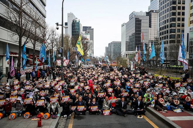 25일 서울 중구 청계천에서 열린 공안탄압분쇄, 농민생존권 쟁취 전국농민대회에서 참가자들이 구호를 외치고 있다. / 뉴시스