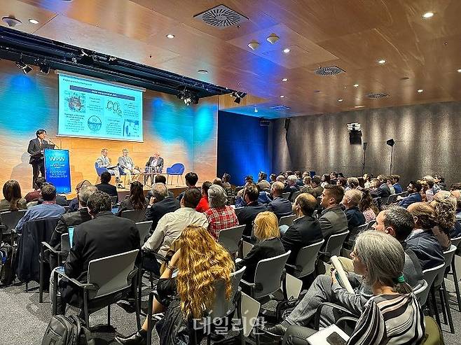 울산항만공사가 지난 21~23일 스페인 비스카야주에서 개최된 2023년 월드 마리타임 위크에 참석해 울산항 그린수소 물류허브 프로젝트를 발표하고 있다. ⓒ울산항만공사