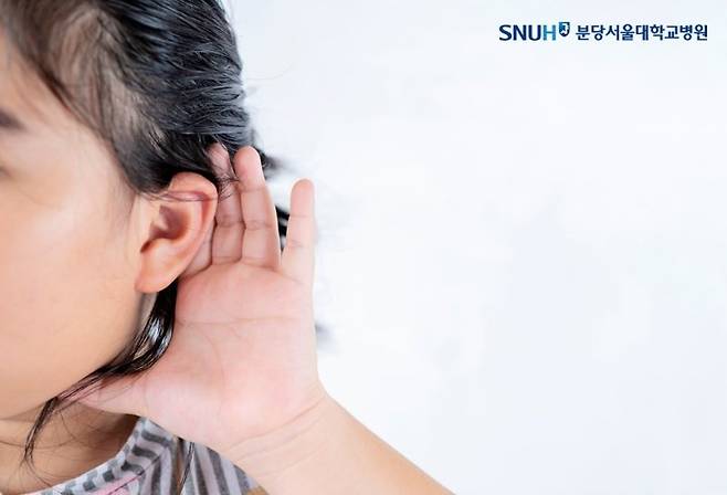 귀 안으로 직접 넣는 형태의 이어폰은 잘 관리하지 않고 방치하면 외이도염 발생 확률이 커져 주의가 요구된다. 돌발성 난청은 청력 저하와 함께 이명이나 현기증이 생길수 있다. 뉴스1