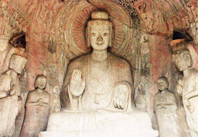 용문석굴 빈양동의 중동 안 불상. ⓒ최종명