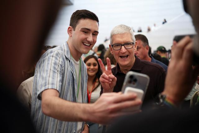 팀 쿡(오른쪽) 애플 최고경영자(CEO)가 지난해 9월 미국 캘리포니아 쿠퍼티노에서 열린 애플 행사에서 한 고객과 셀카를 찍고 있다. 로이터 연합뉴스