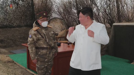 북한 김정은 국무위원장이 참관한 가운데 '핵무인수중공격정' 수중폭발 시험과 전략순항미사일 핵탄두 모의 공중폭발시험을 각각 진행했다고 조선중앙TV가 지난 24일 보도했다. 사진 조선중앙TV 화면