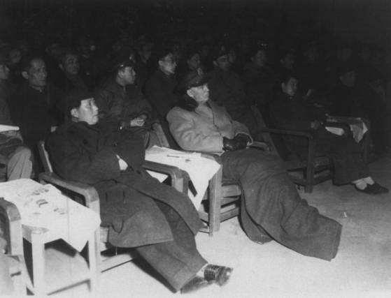 중공 근거지 옌안에서 마오쩌둥과 함께 환영공연을 관람하는 마셜. 왼쪽 셋째가 장칭. [사진 김명호]