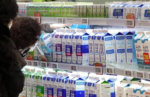 서울 시내의 한 대형마트에서 시민들이 우윳값을 확인하고 있다. 사진=한경DB