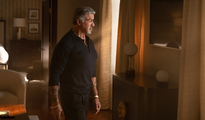 <털사 킹>에서 실베스터 스탤론은 25년간 복역한 뒤 출소한 마피아 역을 맡았다. | 티빙 제공