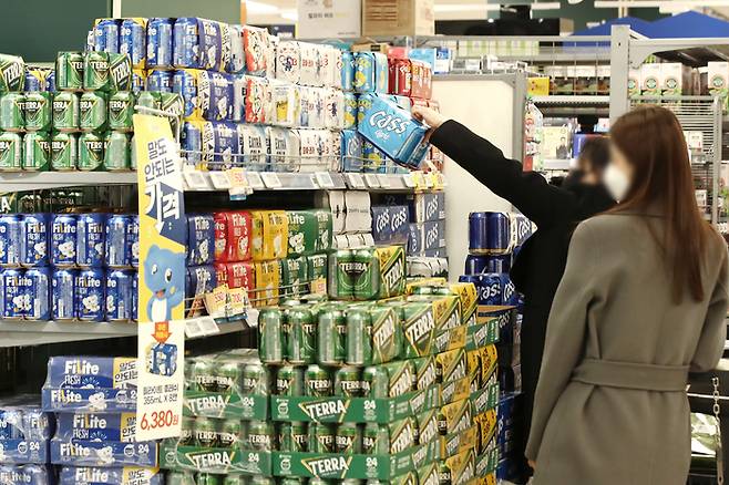 서울시내 한 대형마트에서 시민들이 맥주를 구매하고 있다. 연합뉴스