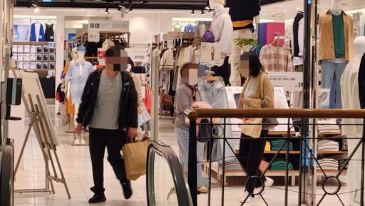 24일 성남의 한 유니클로 매장에서 손님들이 물건을 구입한 뒤 나오고 있다. 김정규기자