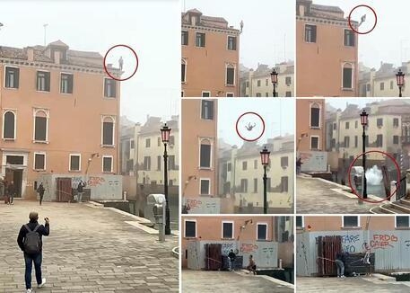 이탈리아 베네치아 건물 옥상에서 한 남성이 다이빙을 하고 있다.[사진 =이탈리아 안사(ANSA) 통신 캡처]
