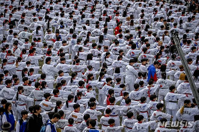 [서울=뉴시스] 정병혁 기자 = 25일 서울 종로구 광화문광장에서 열린 '국기' 태권도 한마음 축제에서 1만 2000여명의 참가자들이 동시에 태극 1장 품세를 선보이는 기네스 기록에 도전하고 있다. 이번 행사는 태권도 국기 지정 5주년을 맞아 진행됐다. 2023.03.25. jhope@newsis.com