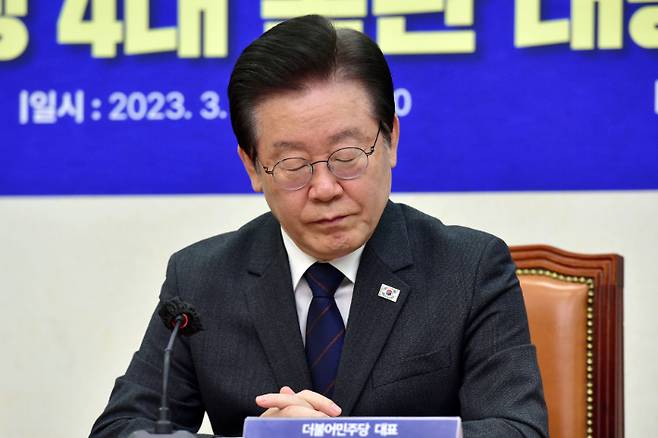 더불어민주당 이재명 대표가 22일 서울 여의도 국회에서 열린 민생 4대 폭탄 대응단 출범회의에서 생각에 잠겨있다. 윤창원 기자