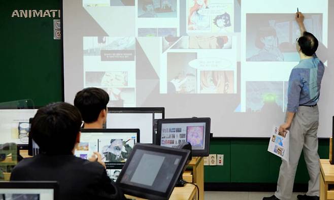 웹툰과 재학생들이 라투디 큐비즘 프로와 관련한 실습을 하고 있다. 계명문화대학교 제공