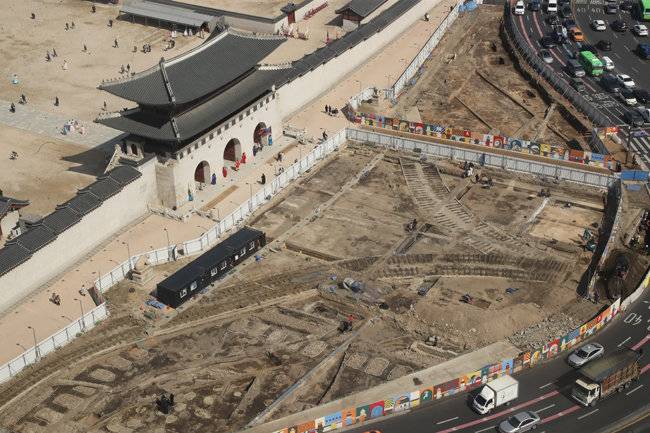 서울 종로구 경복궁 광화문 앞 문화재 발굴조사 현장에서 발견된 일제강점기 전차 철로 모습. 일제가 1917년 전차용으로 개통한 두 철로는 광화문 월대(궁궐 앞에 놓인 기단) 앞에서 만나 세종로 방향으로 연결된다. 이에 대해 서울시는 “일제가 월대 시설물을 훼손하고 철로를 깐 사실을 확인했다”고 밝혔다. [김동주 동아일보 기자]