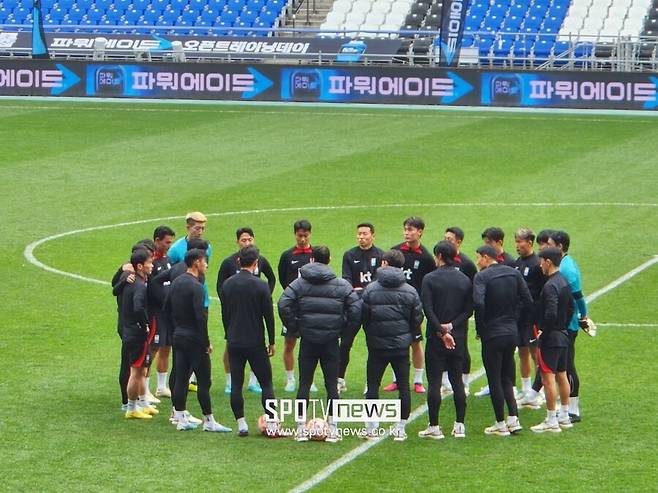 ▲ 선수들은 훈련이 끝난 뒤 팬들에게 사인을 해주는 등 팬서비스에 열중했다. 차두리 테크니컬 어드바이저는 선수들과 대화를 나눴다.