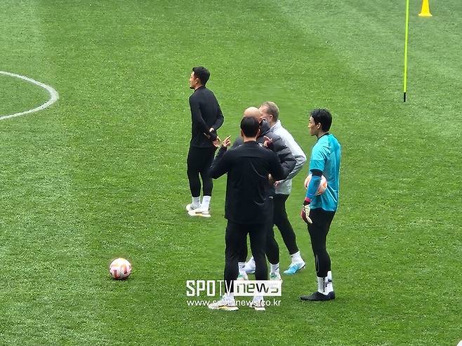 ▲ 선수들은 훈련이 끝난 뒤 팬들에게 사인을 해주는 등 팬서비스에 열중했다. 차두리 테크니컬 어드바이저는 선수들과 대화를 나눴다.