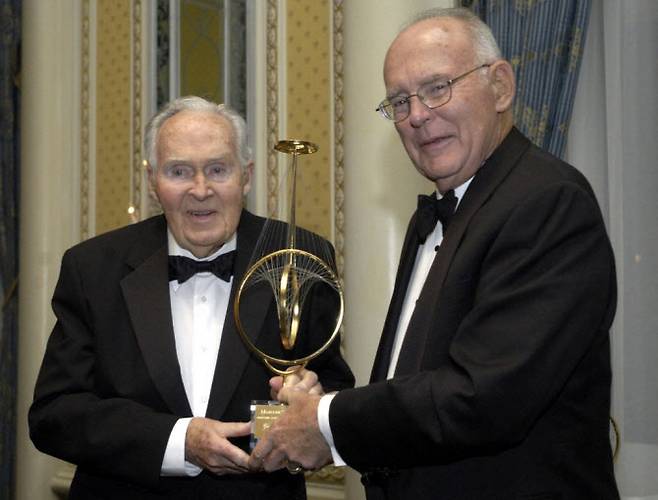 고든 무어(오른쪽) 인텔 공동 창업자 겸 명예회장이 2005년 로버트 갤빈 모토로라 회장으로부터 마르코니 소사이어티 평생공로상을 수상하고 있다. (사진=AFP)