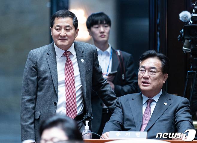 박대출 국민의힘 의원(왼쪽)이 23일 오후 서울 여의도 국회에서 열린 의원총회에 참석하고 있다. 이날 박 의원은 의원총회에서 신임 정책위의장으로 임명됐다. 2023.3.23/뉴스1 ⓒ News1 이재명 기자