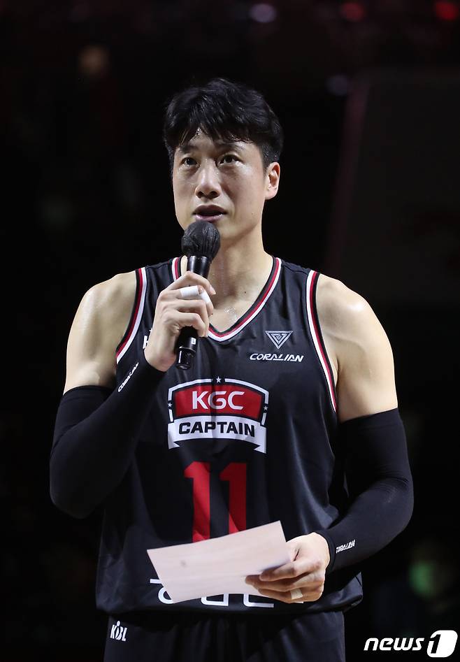 안양 KGC 인삼공사 양희종이 26일 오후 경기 안양시 동안구 안양실내체육관에서 '2022-2023 SKT 에이닷 프로농구' 안양 KGC 인삼공사와 원주 DB 프로미의 경기 중 열린 은퇴식에서 은퇴 소감을 말하고 있다. 이날 열린 양희종 은퇴식에서는 2007년부터 2023년까지 17년 동안 팀에 헌신한 선수를 기념하기 위해 영구 결번식을 진행하고, 기념패를 전달했다. 2023.3.26/뉴스1 ⓒ News1 김영운 기자