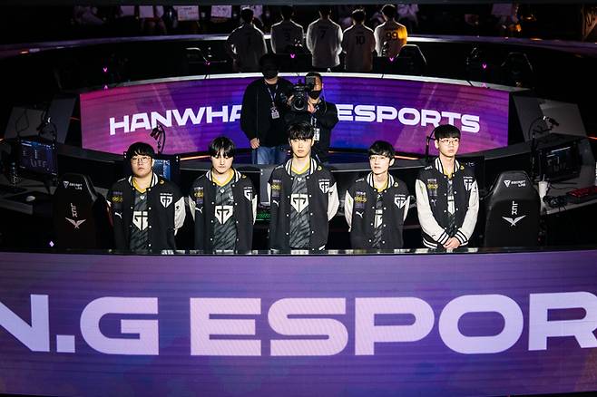 젠지 선수들이 26일 서울 종로구에 위치한 롤 파크에서 열린 LCK 스프링 플레이오프 2라운드 한화생명과의 경기 전 인사를 하고 있다. 제공 | LCK