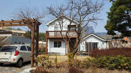 한 전원주택 지붕에 태양광 패널이 부착돼 있다. / 조선 DB