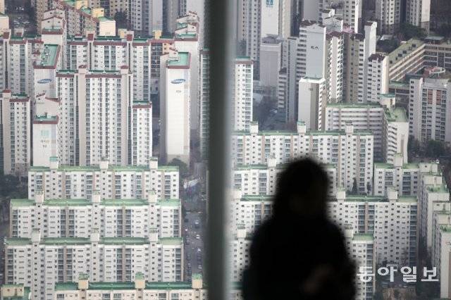 미분양 등으로 자금난에 시달리고 있는 건설업계에 저조한 새 아파트 입주율이 또다른 리스크가 되고 있다. 사진은 17일 오후 서울 송파구 롯데월드타워 서울스카이 전망대에서 바라본 아파트 단지.  뉴시스