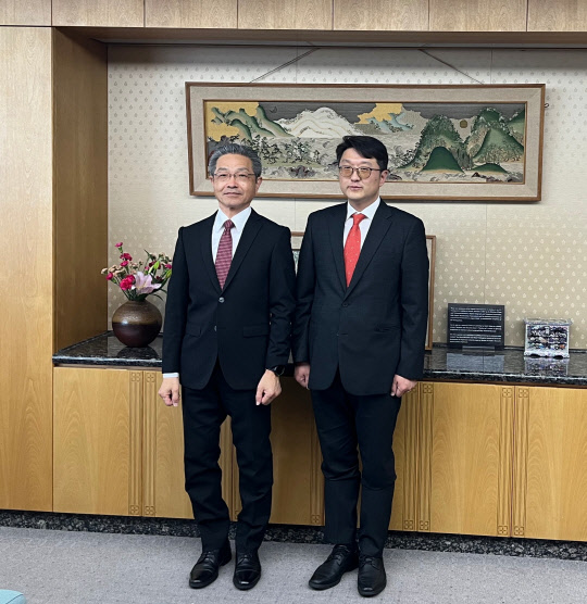다케우치 요시아키(왼쪽)일본 총무성 차관과 최우혁 과기정통부 전파정책국장이 기념사진을 찍고 있다. 과기정통부 제공