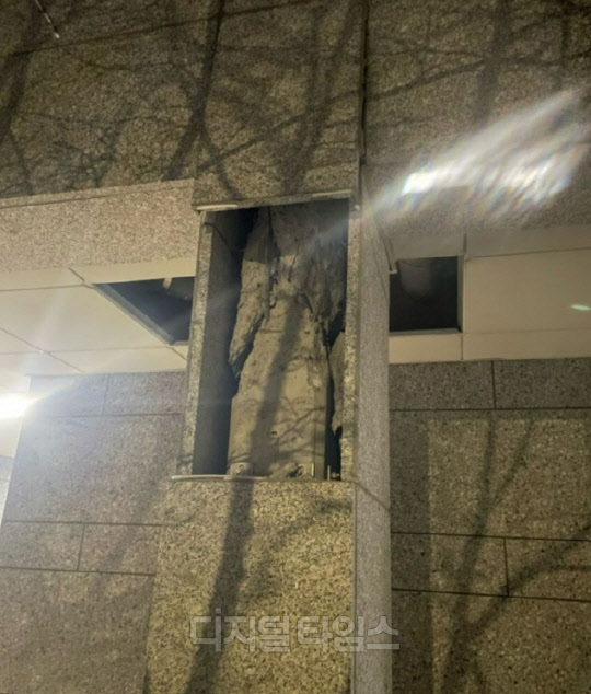 지난 20일 저녁 필로티 부분의 파손됐던 서울역센트럴자이 111동 3~4라인 모습. 출처 온라인 커뮤니티