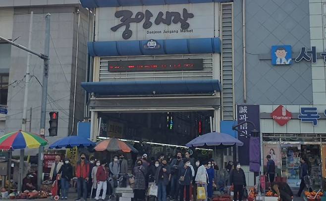 대전역 옆 역전시장 쪽에서 바라본 대전 중앙시장 주 입구. 사진=김원준 기자