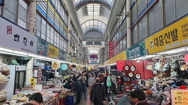 2. 대전 중앙시장 주 입구 초입 왼쪽에 늘어선 주전부리 상점들.