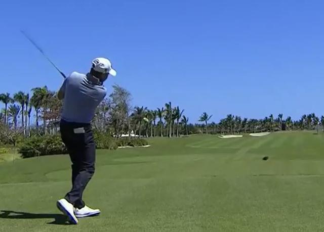 타일러 던컨이 25일 도미니카공화국의 코랄레스골프클럽에서 열린 미국프로골프(PGA) 투어 코랄레스 푼타카나 챔피언십2라운드 15번홀에서 티샷 도중 드라이버 헤드가 빠지면서 날아가고 있다. PGA 투어 방송 캡처