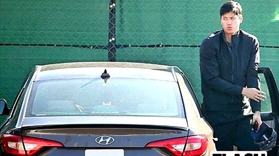 당시 촬영된 사진에는 오타니가 쏘나타 차량의 조수석에 탑승해있거나 내리는 모습이 담겼다. 이는 오타니가 직접 선택해 구단 측에서 제공받은 차량인 것으로 전해졌다. 보도에 따르면 당시 구단 관계자가 "더 크고 튼튼한 차가 좋지 않으냐"고 제안했으나 오타니는 이를 거절했다. [사진=온라인 커뮤니티]