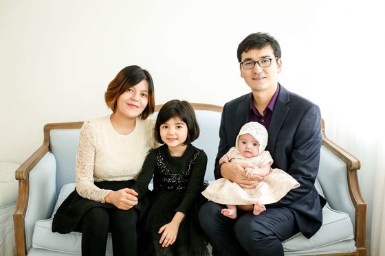 중국 신장 출신 의학박사 부부 김미나와 마이단의 가족사진. [사진 본인제공]