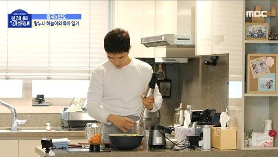 외국인 아빠들의 육아 일상을 다룬 TV프로그램에서 요리하고 있는 쟈오리징. 아이들 매 끼니와 간식을 손수 만들어 먹이는 열정과 상당한 요리 실력 때문에 방송에서 '개포동 백종원'이란 별명을 얻었다. [사진 본인제공]