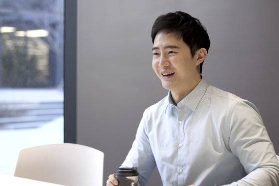 방송인 쟈오리징(趙里京·35)이 지난달 20일 중앙일보와 인터뷰하고 있다. 쟈오리징은 인터뷰에서 ″앞으로 더 열심히 노력해서 중국 남자, 중국 사람에 대한 좋은 이미지를 만들고 싶다″며 ″한국에 오는 중국 유학생들이 잘 적응할 수 있게 멘토링을 하고싶다″고 밝혔다. [사진 중앙일보 중국연구소]