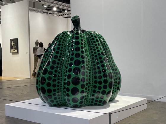 한화 약 78억원에 판매된 쿠사마 야요이의 '초록 호박'. 이은주 문화선임기자