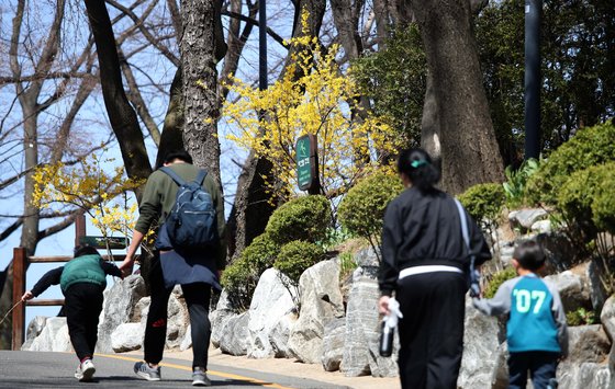 포근한 봄 날씨를 보인 26일 서울 중구 남산공원에서 시민들이 나들이를 즐기고 있다. 뉴시스