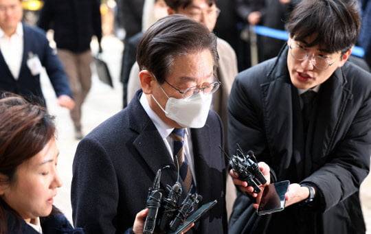 지난 대선 과정에서 허위 발언을 한 혐의로 재판에 넘겨진 더불어민주당 이재명 대표가 지난 3일 오후 서초구 서울중앙지방법원에서 열린 공직선거법 위반 혐의 사건 오후 재판 출석을 위해 법정으로 향하고 있다. /사진=연합뉴스