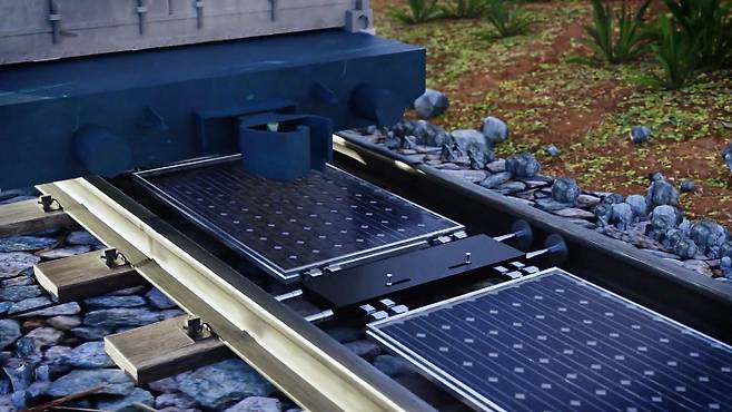 스위스 기업 선 웨이즈는 최근 철로 사이 공간에 태양광 전지판을 까는 기술을 개발했다. 철로 사이 공간을 이용하면 태양광 전지판 때문에 주변 미관이 손상되는 일을 피할 수 있다. 선 웨이즈 제공